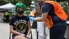 Una adolescente de 14 a�os recibe la vacuna contra el covid-19 en California