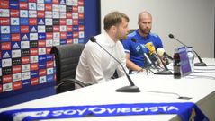 Michu y Ortu�o durante la presentaci�n del nuevo delantero azul