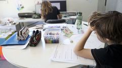 Ni�os gallegos trabajando en casa durante el confinamiento