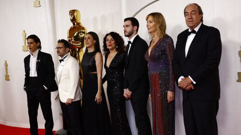 Bayona y el equipo de La Sociedad de la nieve posando en la alfombra roja 