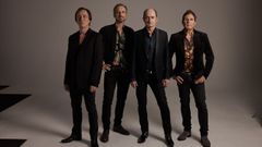 Dave Faulkner ?segundo por la derecha? est� al frente de los Hoodoo Gurus desde el origen de la banda