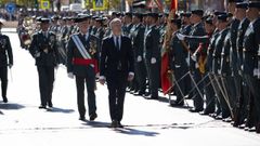 El ministro de Interior, Fernando Grande-Marlaska, pasa revista a una formacin durante la patrona de la Guardia Civil