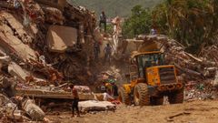 Extracci�n de escombros en inmuebles en La Guaira.