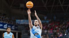 Francis Alonso lanzando a canasta durante el partido en Andorra
