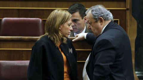 Charla con Chacón, con Pedro Sánchez de fondo.