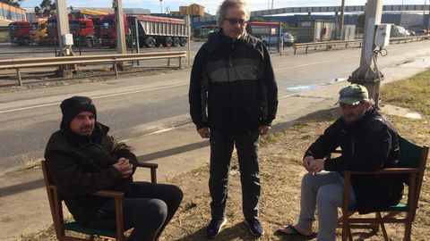 V�ctor Calota, Carlos Acevedo y David Rom�n enfrente de la f�brica de Azsa