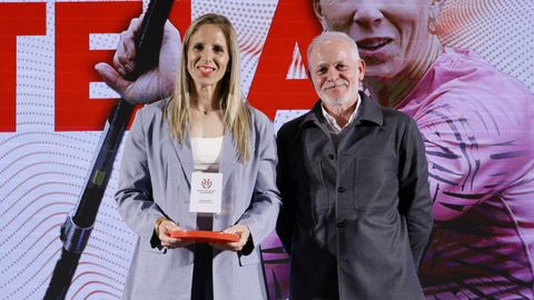 La pirag�ista ol�mpica Teresa Portela se llev� el premio a la mejor trayectoria. La deportista recogi� el premio de manos del presidente de La Voz, Lois Blanco