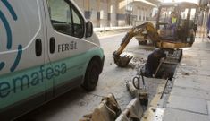 Operarios de Emafesa excavaron una zanja para tratar de localizar la aver�a. 