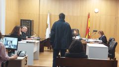 Los tres acusados, uno de ellos por videoconferencia, durante el juicio 