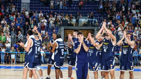 El equipo agradece a la afici�n tras el partido contra el Tizona