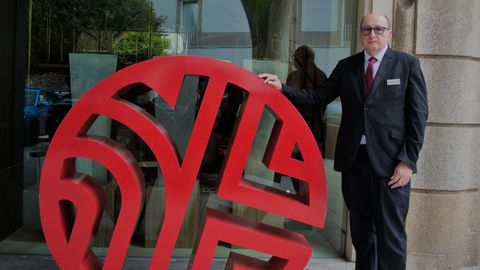 Jos� Antonio Rubicco, junto al logo de la cadena NH en el Hotel Finisterre de A Coru�a