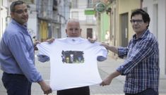 El creador El�as Coch�n ha dise�ado una camiseta aleg�rica que se vender� a 10 euros. 