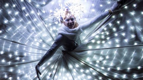 Una mujer usa un vestido cubierto con luces durante el primer d�a del Festival de Luces de Morat, Suiza