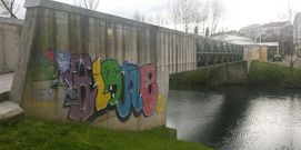 Una de las muchas pintadas que se pueden ver en la pasarela