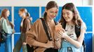 Dos adolescentes mirando el m�vil de una de ellas, en una imagen de archivo.