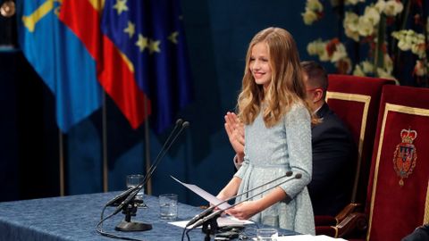 La princesa Leonor pronuncia su discurso, el primero en su condicin de heredera de la Corona, durante la ceremonia de entrega de los Premios Princesa de Asturias 2019, este viernes en el Teatro Campoamor de Oviedo. EFE/ Ballesteros