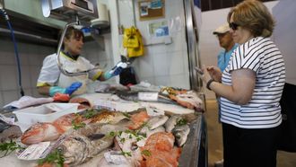 Una de las pescader�as de la plaza de abastos de Viveiro, a mediados de junio del 2026.