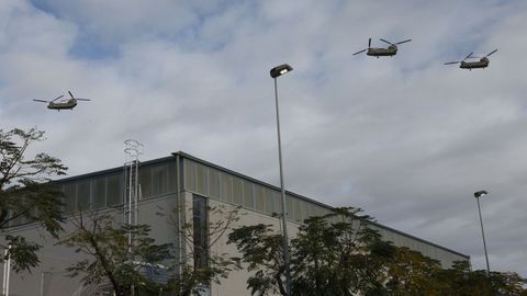 Helicpteros militares sobrevuelan la poblacin de Sedav, Valencia