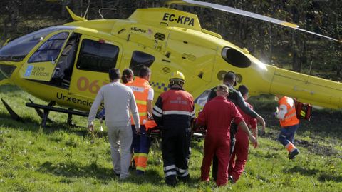 El helicptero con el montaero herido despeg de Folgoso a las dos y media de la tarde en direccin al hospital de Ourense