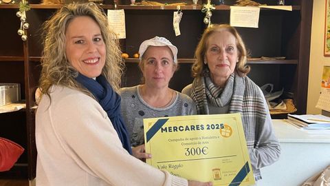 Mari Carmen Fern�ndez, a la derecha, logr� el premio de 300 euros del MercAres
