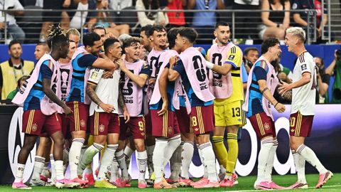 La selecci�n celebra el gol de Pedro Porro ante Francia
