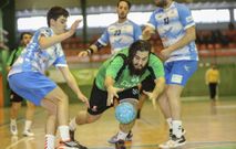 El p�vot Calvete lucha por un bal�n ante el conjunto coru��s del �rtabro. 