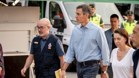 El presidente del Gobierno, Pedro S�nchez, acompa�ado del delegado del Gobierno, Francisco Mart�n, visita el Puesto de Mando Avanzado de la zona afectada por los incendios forestales en Madrid