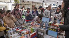 Carpa de una librer�a en Ourense, durante la celebraci�n del D�a del Libro