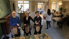 Luis Iglesias, Elena y Susana Amigo (en la foto, de izquierda a derecha), en el caf� bar Azotea.