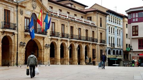 Personas pasean por la plaza de Ayuntamiento de Oviedo