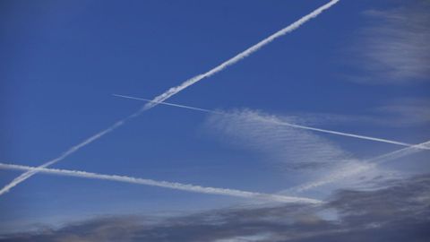 Estelas de aviones en el cielo de Santiago