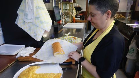 Una de las empleadas del Canario prepara uno de los bocadillos estrella, el de tortilla con jamn.