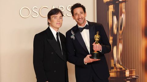 Adrien Brody posa con el actor Cillian Murphy, que le entregó el premio 