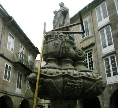 En la fuente tambi�n llegaron a colocar palos �ltimamente. 