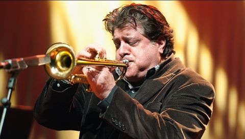Joe Magnarelli actúa en el Café Latino