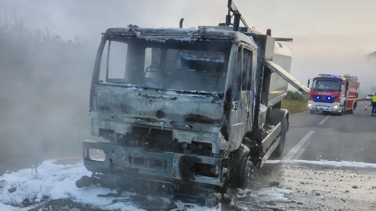 Arde un camión en plena A-8 a la altura de Mondoñedo