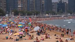 Baistas en la playa de San Lorenzo, en Gijn