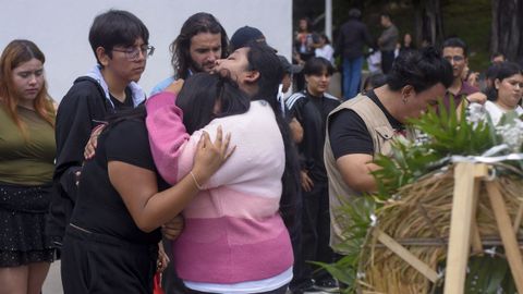 Alumnos� de la Universidad Aut�noma del Estado de Morelos durante el homenaje p�stumo a la estudiante espa�ola Claudia Tacoronte Aguilera, asesinada el pasado domingo en el municipio de Cuautla (M�xico).