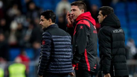 Rubn Reyes, con el chandal rojo y negro, al lado de Mchel, en un Real Madrid-Rayo Vallecano