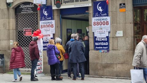 Colas en la puerta de la administracin La Suerte 