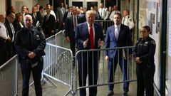 Trump, ayer saliendo de la sala de audiencias en Nueva York.