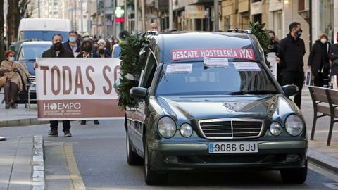 Un coche fnebre en la marcha de los hosteleros por Pontevedra