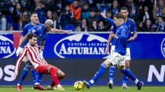 Luka Ilic y Sibo disputan un bal�n con Baena en el Real Oviedo-Atl�tico de Madrid