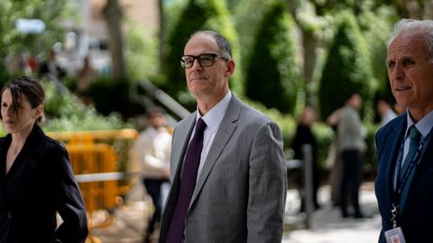 Manuel Morocho, inspector jefe de la Unidad de Delincuencia Econ�mica (en el centro de la imagen), a su salida este mi�rcoles de la Audiencia Nacional