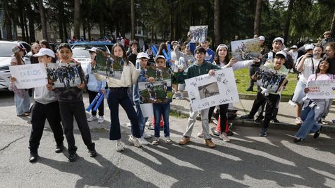 Los m�s peque�os de Xinzo salieron con sus pancartas de apoyo al ciclista local, Carlos Canal