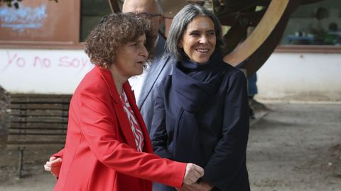 La alcaldesa Goretti Sanmartín coincidió con Mercedes Rosón en un acto de homenaje al químico Fernando Calvet, que desde ayer cuenta con una placa