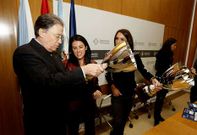 Antonio Rosendo, consejero del Celta, con el trofeo, junto a Lupe Murillo y Bego�a Est�vez. 