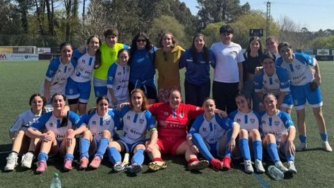 Las jugadoras del Tarago�a tras el partido que confirm� su ascenso a Segunda.
