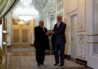 Ali Akbar Salehi (a la derecha) estrecha la mano a su hom�logo sirio, Walid al Mualem, en la reuni�n que mantuvieron ayer en Teher�n.