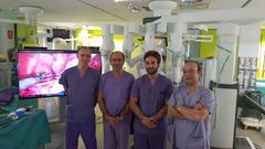 Hace unos meses, los doctores Ponce, Chantada, V�zquez Martul y Su�rez Pascual operaron con el Da Vinci en el quir�fano experimental del Hospital Universitario A Coru�a